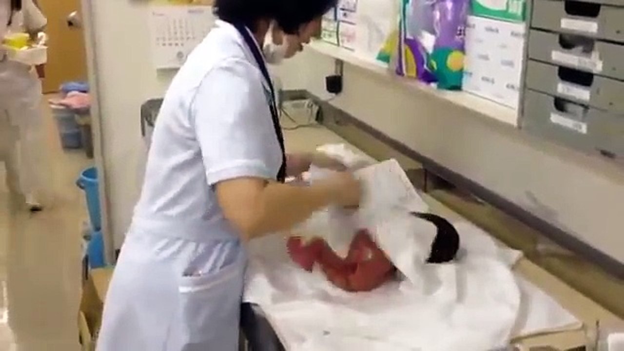 How to bath newborn baby for the first time The midwife teaches us how to bathe the baby YouTube