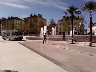 Aaron fait mumuse dans la fontaine place Clémenceau à Pau