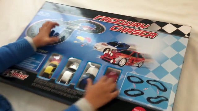 Freeway chaser yarış arabası kutusu açtık | Oyuncak araba videoları