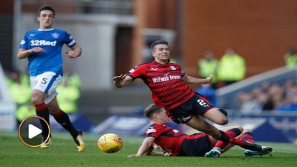 Aksi pemain Dundee 'tackle' rakan sepasukan