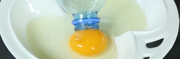 خطوات سهلة  طريقة مبتكرة لازالة صفار البيض بسهولة