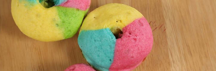 خطوات سهلة لتحضير دونات رينبو