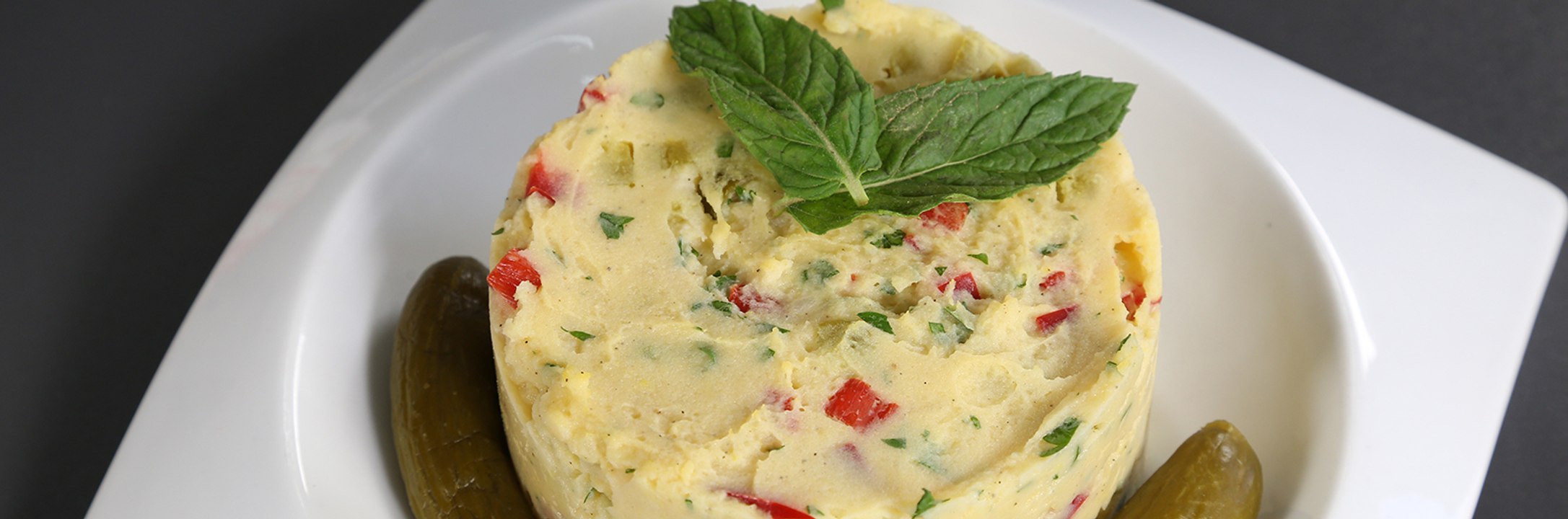 خطوات سهلة  لتحضير سلطة البطاطس المهروسة