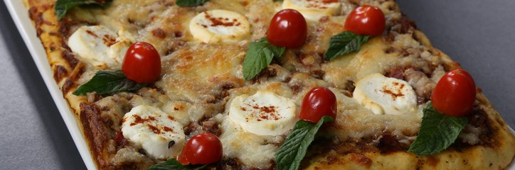 خطوات تحضير بيتزا بجبنة الماعز و صلصة الطماطم