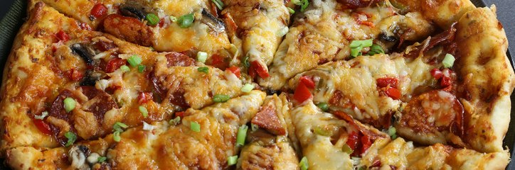 خطوات سهلة لتحضير  بيتزا البيبروني بالصلصة الحارّة