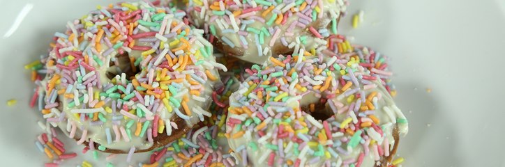 خطوات تحضير ميني دونات بالشوكولاته البيضاء