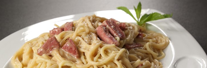 المعكرونة بالصلصة البيضاء بالخطوات