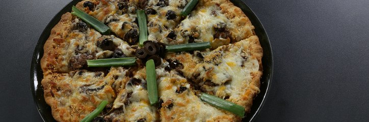 خطوات تحضير بيتزا باللحم المفروم