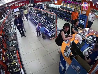 ¡Increible! Dos niños robaron una tablet en un hipermercado!