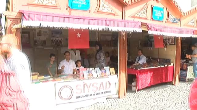 10 Yılda Yazdığı Kitabın Gelirini Şehit Ailelerine Bağışlayacak