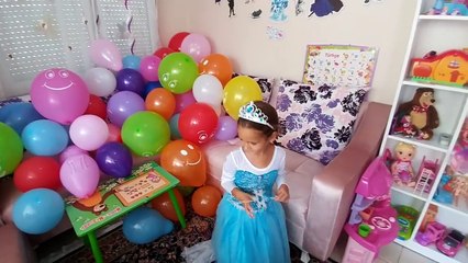 Elsa ve spiderman içleri kinder joy ve dori sürpriz dolu balon patlatıyor.Eğlenceli çocuk videosu