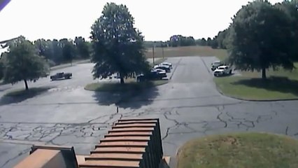 Etats-Unis : l'atterrissage spectaculaire d'un avion sur un parking