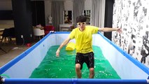 [ENG Sub] 액체괴물 수영장을 만들어보았다 - 허팝 (Slime Baff swimming pool - Heopop)