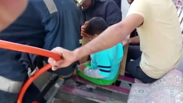 Divanın Demirine Bacağını Sıkıştıran Çocuğu İtfaiye Kurtardı