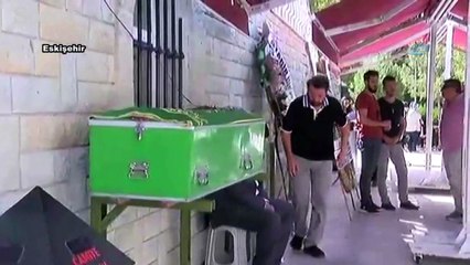 Halil Sezai babasını son yolculuğuna uğurladı