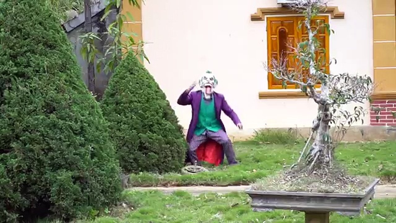 Des ballons par par voiture écrasements gelé ponton dans homme araignée super-héros eau Elsa masha w joker masha