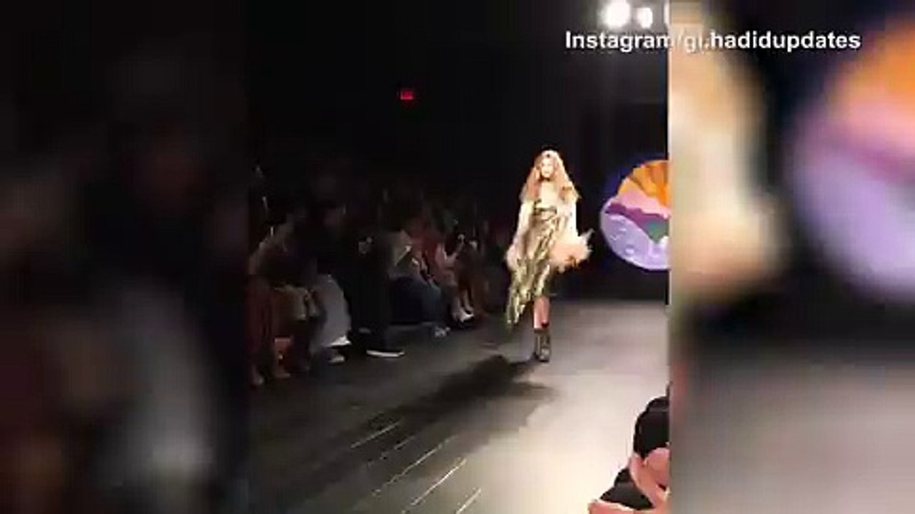 صديقه زين مالك تتعرض لموقف محرج بعرض Anna Sui.. تعرف عليه