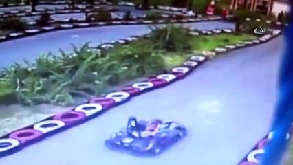 go kart aracında şalı lastiğe takılan hemşire