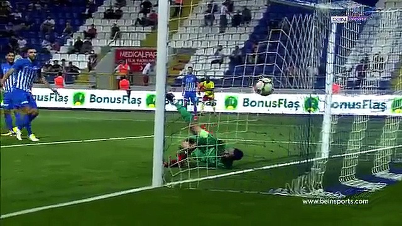 Arturo Mina en derrota de su equipo Yeni Malatyaspor