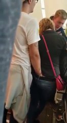 La main de cet homme à l'air d’être coincé.