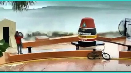 Emporté par une vague gigantesque pour une photo...