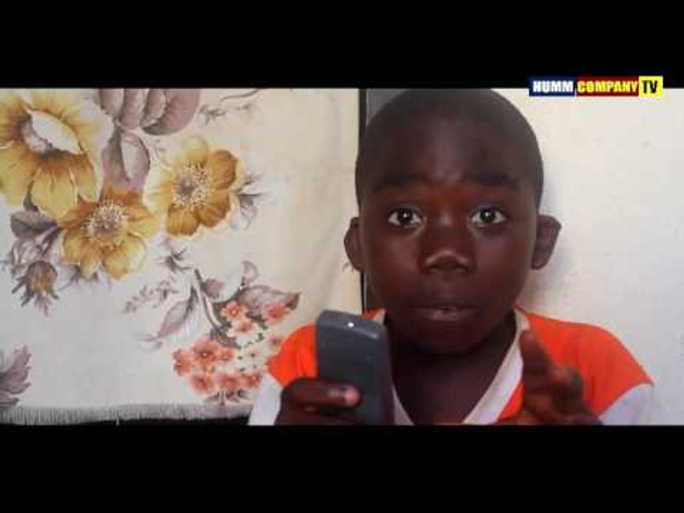 PETIT GUEU   FESSE DANS CLIP