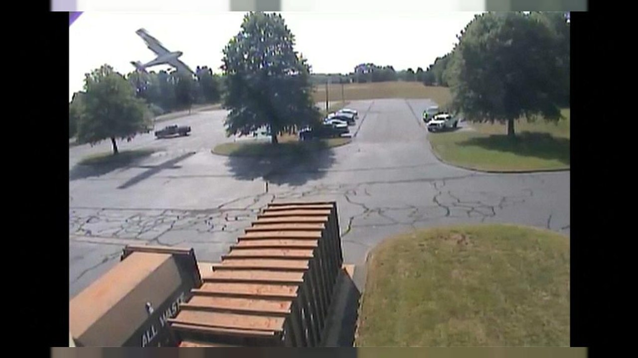 [شاهد] حادث تحطم طائرة أمريكية ونجاة القبطان