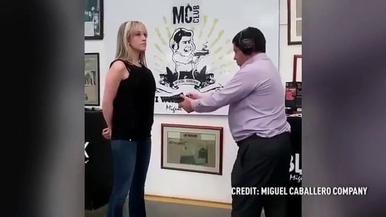 Il démontre l'efficacité de son gilet pare-balles en tirant sur sa propre femme ! WTF