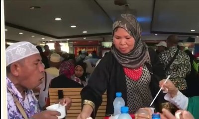 Download Video: Jemaah Haji Indonesia Padati Warung Bakso di Arab Saudi