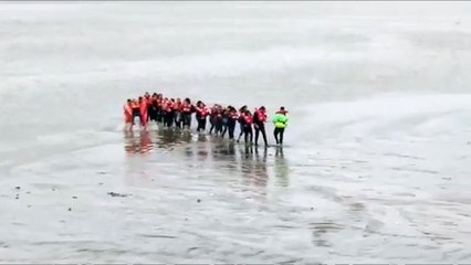Rescatan 123 maestros de catamarán encallado en Río de la Plata