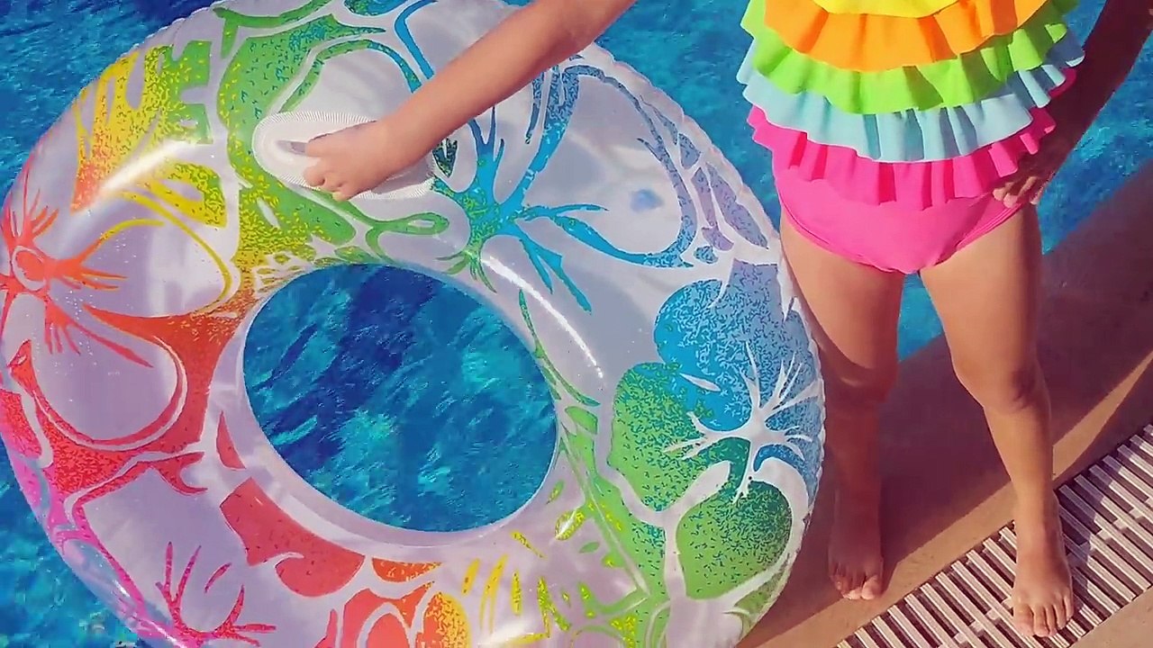 Havuzda sualtı  oyun çubukları ile oyunları ve yarışmalar , eğlenceli çocuk videosu