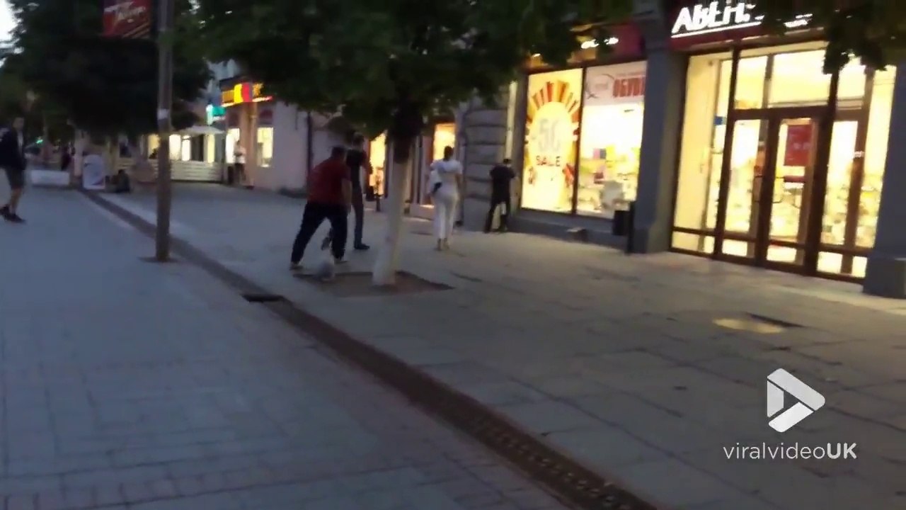 Ivre il défonce une vitrine de magasin à coups de pieds en Russie !
