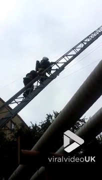 Ivre il défonce une vitrine de magasin à coups de pieds en Russie !