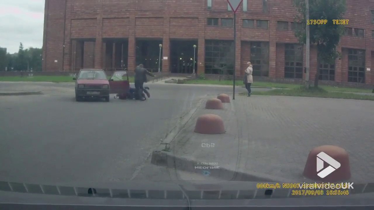 Explication musclée entre un piéton et un conducteur.. ça rigole pas !