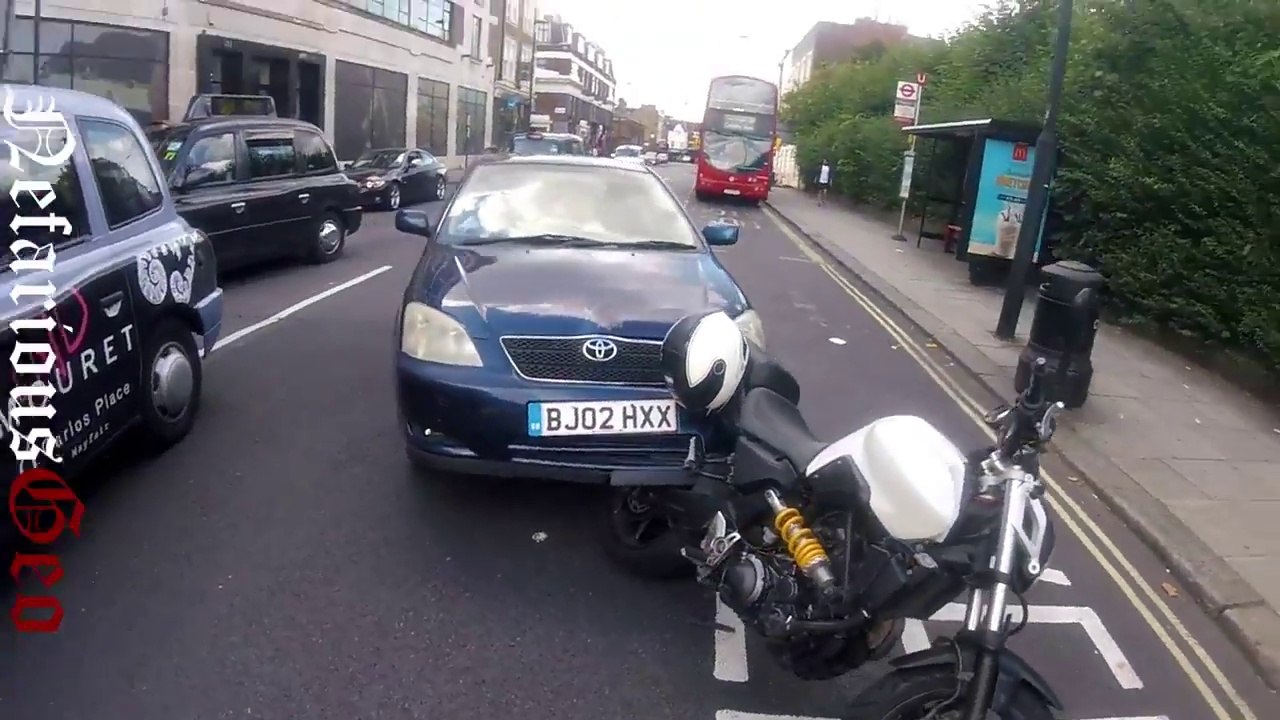 Il grille la priorité et fonce de rage dans cette moto en plein Londres !