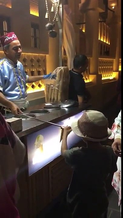 Cette fillette galère pour attraper son cornet de glace auprès du vendeur LOL