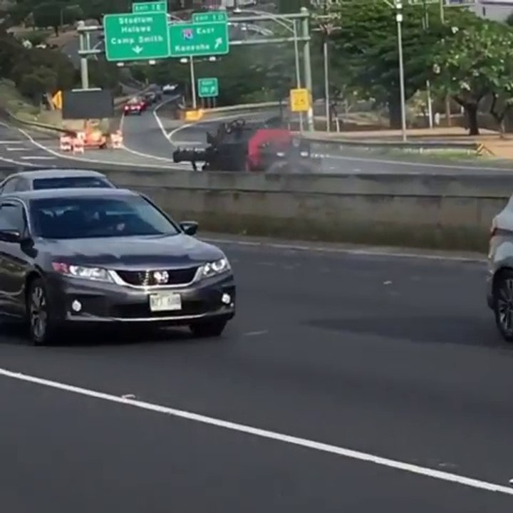 Cette énorme remorque roule seule sur l'autoroute sans son camion...