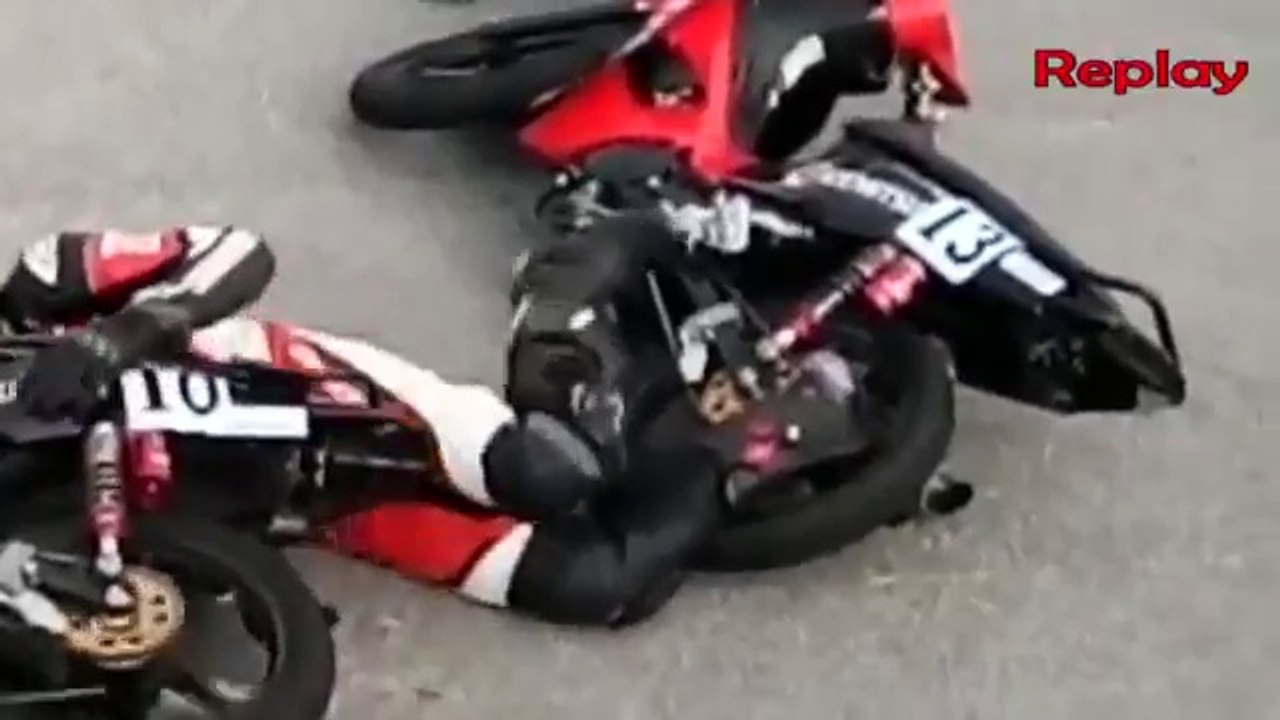 Ces motards se rentrent dedans à chaque tour de cette course en Malaisie !!