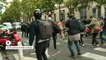 Un manifestant nu chante devant les policiers contre la réforme du Code du travail