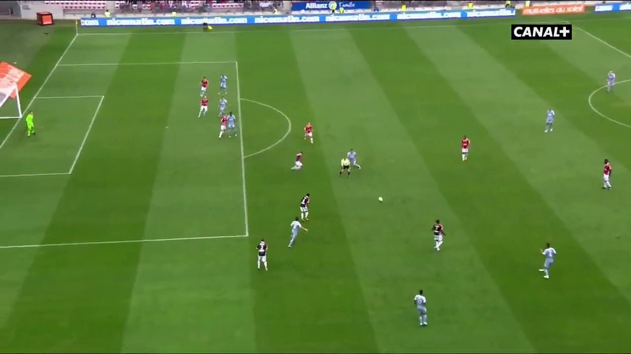 Le tacle de Marlon sur l'arbitre Clément Turpin - Nice 4-0 Monaco