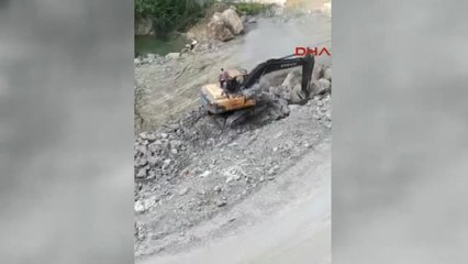 Bartın İş Makinesinin Motoru Alev Aldı