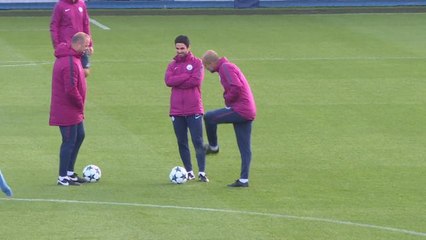 Télécharger la video: Man City's Guardiola calms UEFA Champions League title talk