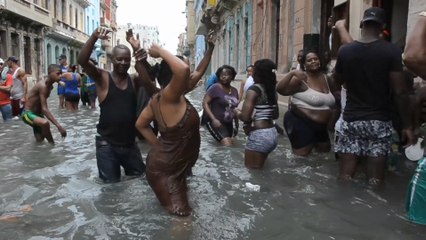 Los cubanos se desquitaron de Irma con humor y conga