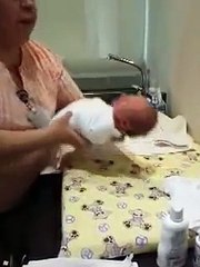 Cómo bañar a un bebé recién nacido