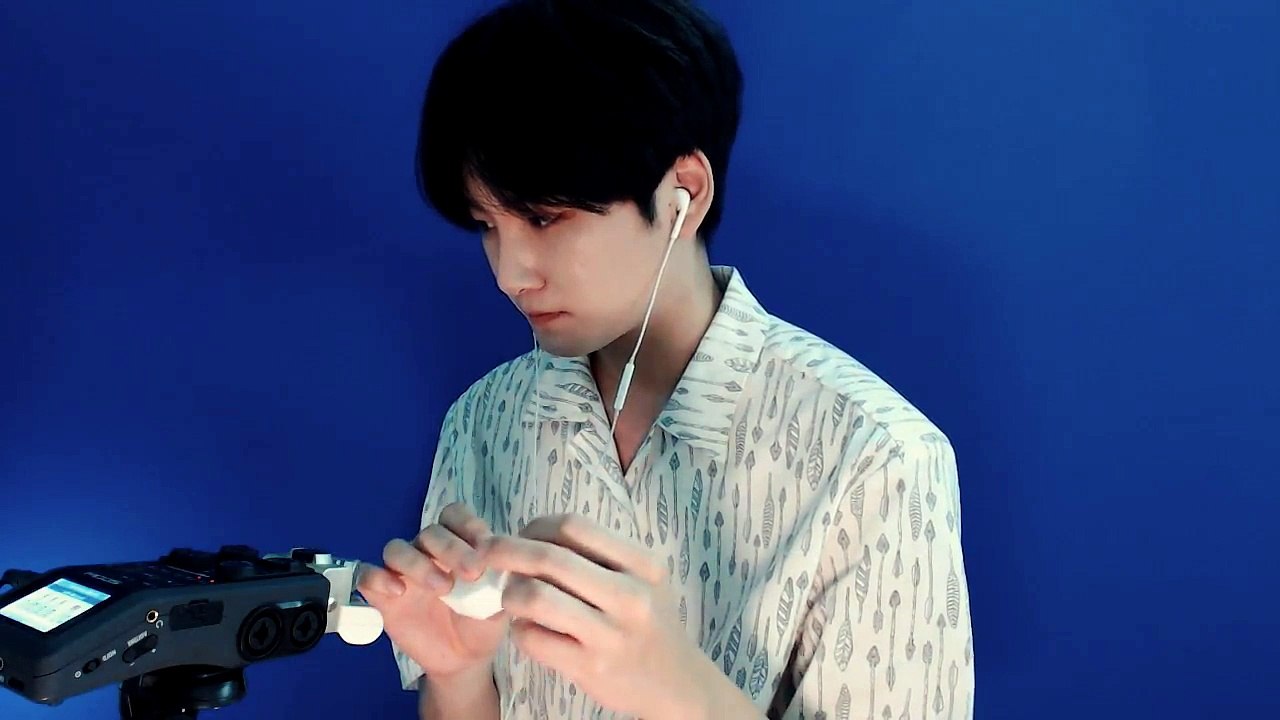 [Korean ASMR] 퍼프로 톡톡,귀 자극하며 수다 makeup sponge ASMR 윙잇 #34