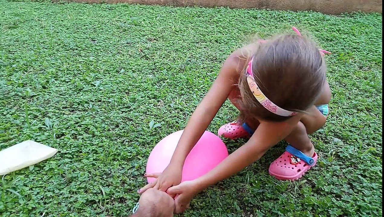 ELif ile Dev balonlara su dolduruyoruz.Patlaması çok eğlenceli oldu . Çocuk videosu