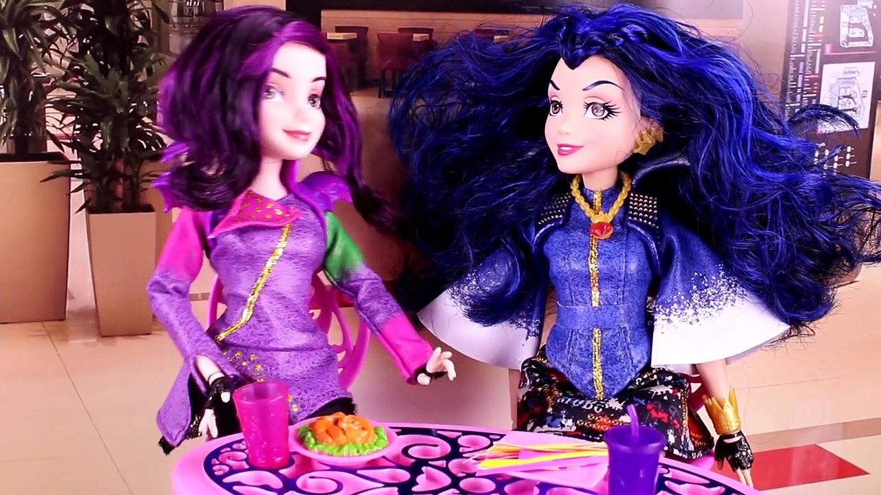 Descendants Evie Becomes a Mermaid! With Frozen Elsa, Anna & Descendans Mal, Ursula