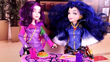 Descendants Evie Becomes a Mermaid! With Frozen Elsa, Anna & Descendans Mal, Ursula