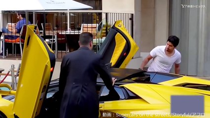 客のランボに悪戦苦闘する長身の駐車係