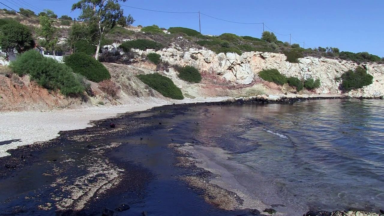 Grécia tenta conter vazamento de petróleo perto...